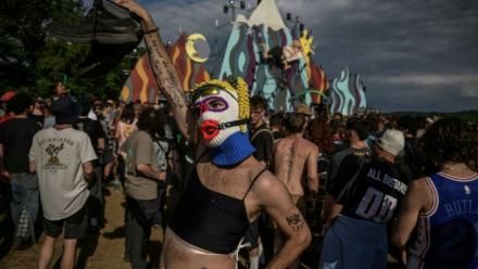 Des participants à une free party illégale à Montvalent, dans le Lot, le 9 mai 2025