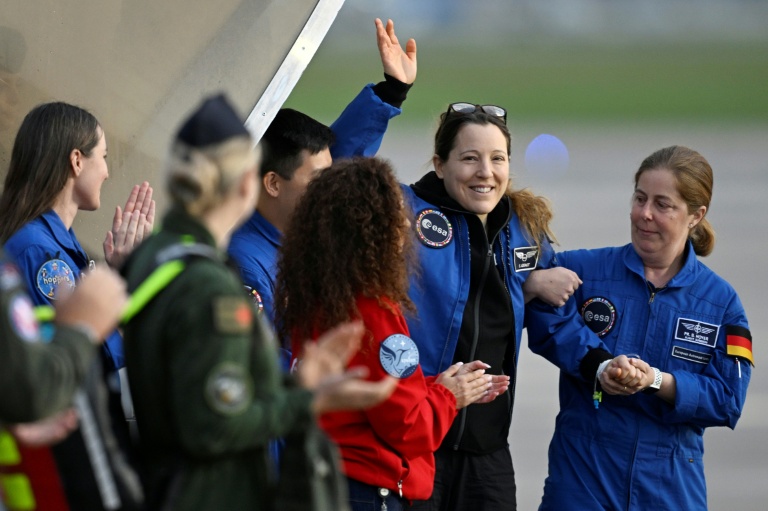 L'astronaute française Sophie Adenot (2eD) à son arrivée à l'aéroport de Cologne, le 10 octobre 2026 