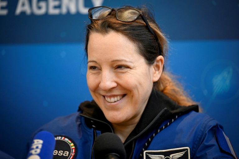 L'astronaute française Sophie Adenot  s'exprime à son arrivée à l'aéroport de Cologne, le 10 octobre 2026 