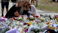 Des personnes se rassemblent le 15 décembre 2025 devant le Bondi Pavillion, en mémoire des victimes de la fusillade de la plage de Bondi, à Sydney