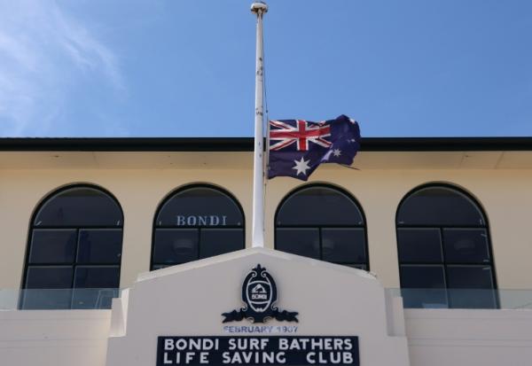 Le drapeau australien en berne près de la plage de Bondi, en Australie, le 18 décembre 2025