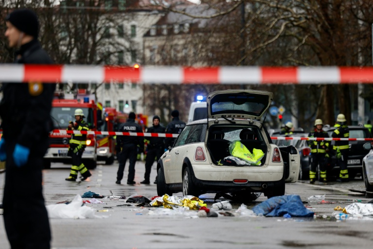 Des équipes de secours et des policiers sur les lieux où une voiture a foncé dans la foule, le 13 février 2025 à Munich, en Allemagne