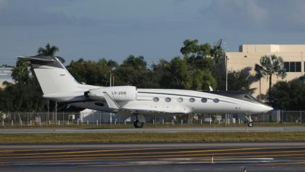 L'avion transportant le sénateur brésilien Flavio Bolsonaro arrive à l’aéroport d’Opa-locka à Miami, le 28 octobre 2026 en Floride