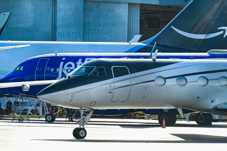L'avion transportant le sénateur brésilien Flavio Bolsonaro sur le tarmac de l’aéroport d’Opa-locka à Miami, le 28 octobre 2026 en Floride