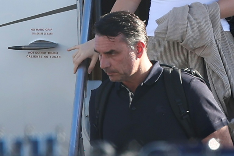 Le sénateur brésilien Flavio Bolsonaro descend d'un avion après son arrivée à l’aéroport d’Opa-locka à Miami, le 28 octobre 2026 en Floride