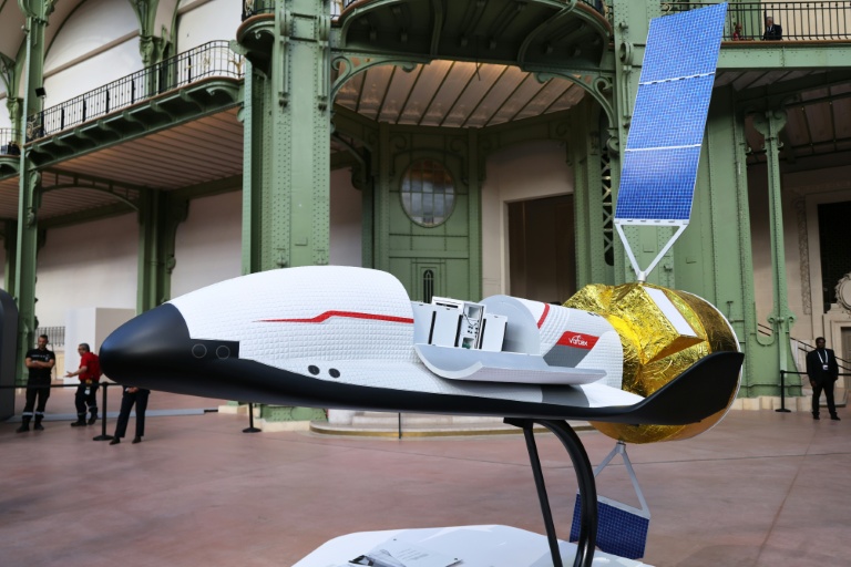 Une maquette de l'avion spatial franco-allemand Vortex présentée au sommet spatial international à Paris, le 9 septembre 2026