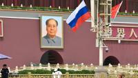 Les drapeaux russe et chinois près du portrait de Mao place Tiananmen à Pékin, à l'occasion de la visite du président russe Vladimir Poutine en Chine, le 16 mai 2024