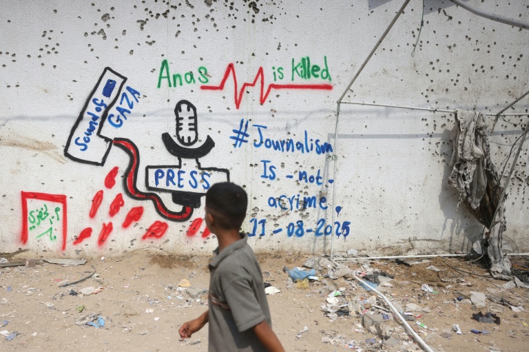 Sur les lieux d'une frappe israélienne qui a tué six journalistes palestiniens la veille, le 12 août 2025 à Gaza-ville