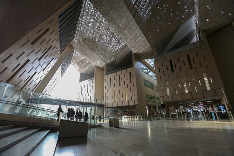 Des visiteurs marchent dans l'entrée du Grand musée égyptien (GEM) du Caire, le 25 février 2025, avant son ouverture officielle