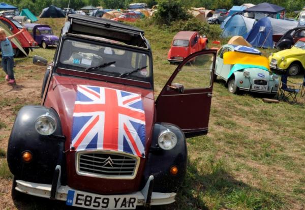 La 2CV avait gagné en puissance et en couleur dans les années 1970 et 1980, avec des séries limitées comme les Charleston, dont une ici le 27 juillet 2011 à Salbris (Loir-et-Cher), venue au 19ème assemblée mondiale des amis de la 2 CV.