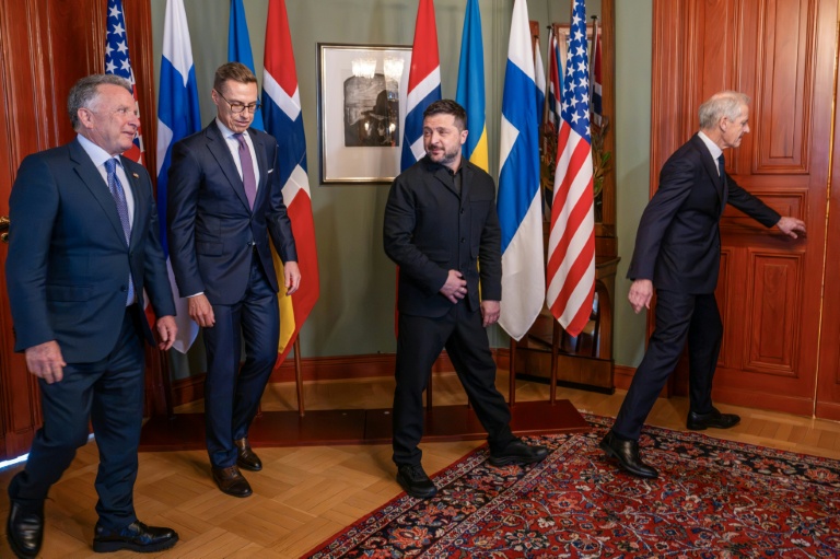 (De g. à d.) L'envoyé spécial américain Steve Witkoff, le président finlandais Alexander Stubb, le président ukrainien Volodymyr Zelensky et le Premier ministre norvégien Jonas Gahr Støre avant une réunion consacrée à la situation en Ukraine, le 20 octobre 2026, à Oslo
