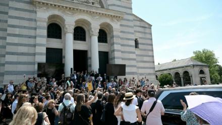 Le public à la cérémonie funéraire en hommage à la réalisatrice Marjane Satrapi au Père-Lachaise à Paris le 19 juin 2026
