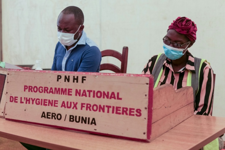Des agents sanitaires frontaliers à l'aéroport de Bunia, lors d'une épidémie d'Ebola, le 21 mai 2026 en RDC