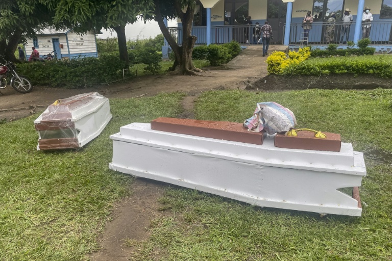 Des cercueils sur la pelouse d'un hôpital de Rwampara après que des manifestants, ne pouvant avoir accès aux corps de leurs proches décédés du virus Ebola, y ont mis le feu, le 21 mai 2026 en RDC