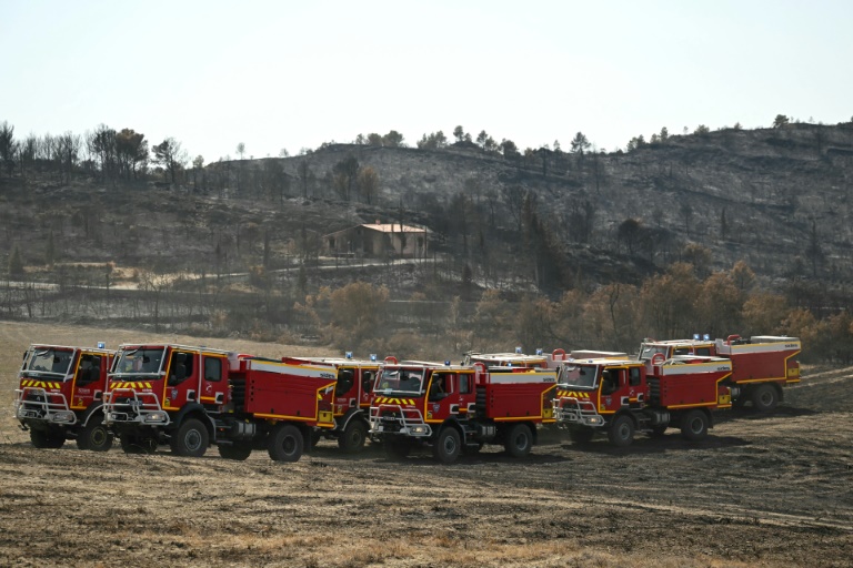Des véhicules de pompiers près de Jonquières, dans l'Aude, le 10 août 2025 