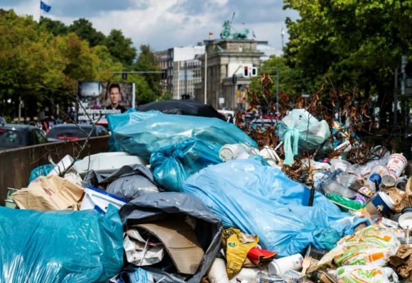 Des déchets entassés dans un conteneur près de la porte de Brandebourg à Berlin, le 20 août 2026