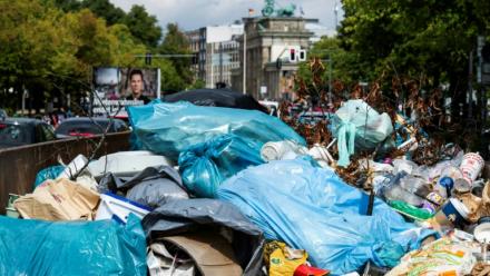 Des déchets entassés dans un conteneur près de la porte de Brandebourg à Berlin, le 20 août 2026
