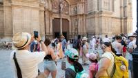 Des touristes visitent la cathédrale de Palma de Majorque, le 1er août 2025 aux Baléares, en Espagne