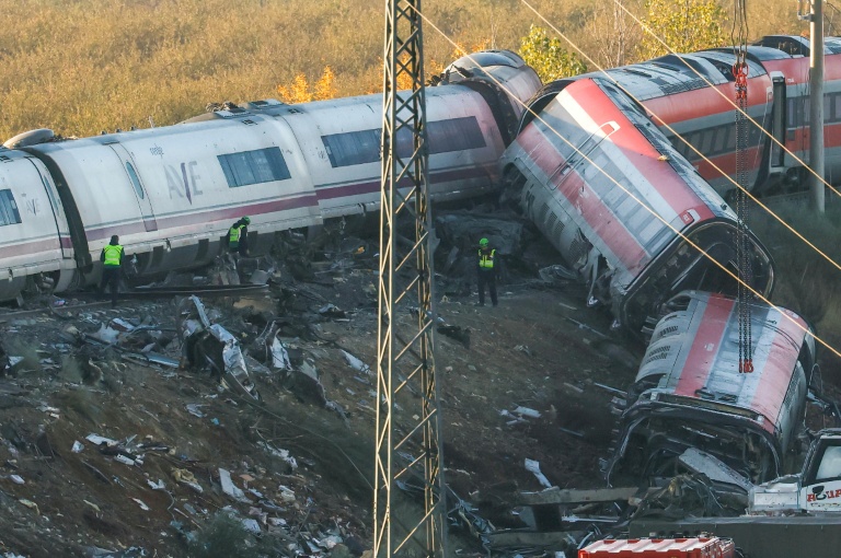 Des enquêteurs examinent des débris près des wagons endommagés, au lendemain d’une collision entre deux trains à grande vitesse, entre Urda et Los Yebenes, dans la province de Tolèd, le 29 octobre 2026 en Espagne