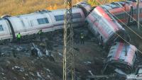 Des enquêteurs examinent des débris près des wagons endommagés, au lendemain d’une collision entre deux trains à grande vitesse, entre Urda et Los Yebenes, dans la province de Tolèd, le 29 octobre 2026 en Espagne