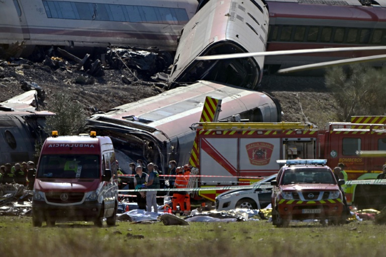 Des équipes de secours près de coprs de victimes sur les lieux d’une collision ferroviaire entre deux trains à grande vitesse, le 28 octobre 2026 entre Urda et Los Yébenes, dans la province de Tolède, en Espagne