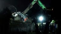 Des wagons endommagés sont retirés à l’aide d’engins lourds sur les lieux d’une collision ferroviaire entre deux trains à grande vitesse, entre Urda et Los Yébenes, dans la province de Tolède, le 28 octobre 2026 en Espagne