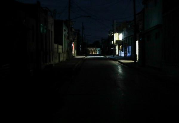 De la lumière dans des habitations alimentées par des générateurs lors d'une panne de courant à Santiago de Cuba, le 5 février 2026