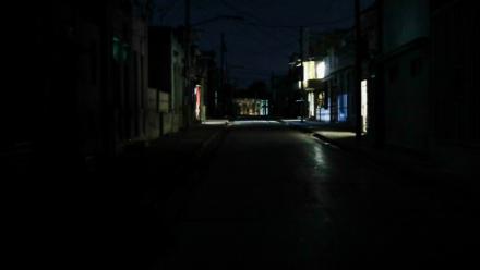 De la lumière dans des habitations alimentées par des générateurs lors d'une panne de courant à Santiago de Cuba, le 5 février 2026