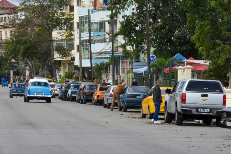 Des automobilistes font la queue pour faire le plein dans une station-service de La Havane, le 30 janvier 2026 à Cuba