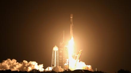 Une fusée Falcon 9 de SpaceX, transportant les robots Blue Ghost de Firefly Aerospace et Resilience d'ispace, décolle du Centre spatial Kennedy à Cap Canaveral, en Floride, le 15 janvier 2025