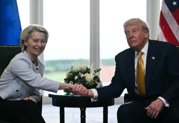 Le président américain Donald Trump serre la main de la présidente de la Commission européenne Ursula von der Leyen après la conclusion d'un accord commercial à l'issue de leur rencontre, à Turnberry, en l'Écosse, le 27 juillet 2025