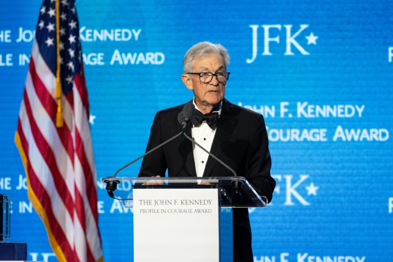 Le président sortant de la banque centrale américaine (Fed), Jerome Powell, prend la parole après avoir reçu un 