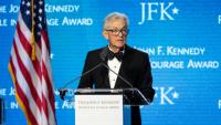 Le président sortant de la banque centrale américaine (Fed), Jerome Powell, prend la parole après avoir reçu un "prix du courage" en politique, le 31 mai 2026 à Boston, dans le Massachusetts