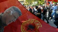 Des Albanais du Kosovo rassemblés à Pristina le 16 septembre 2026, dans l'attente du verdict du procès de l'ex-président Hashim Thaçi et de trois chefs de l'ancienne guérilla