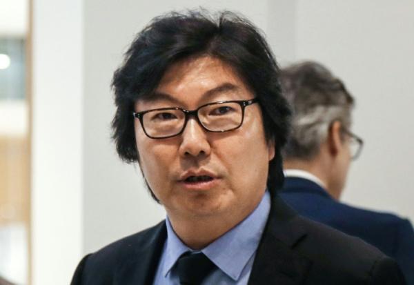 Jean-Vincent Placé arrive le 11 juillet 2028 au tribunal correctionnel de Paris pour répondre lors de son procès d’agression et d’insultes à caractère racial, après une soirée très arrosée en avril 2018