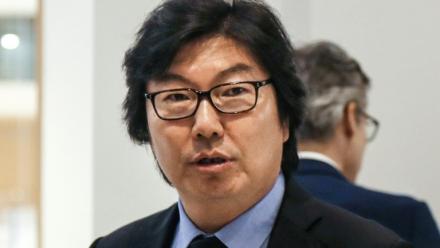 Jean-Vincent Placé arrive le 11 juillet 2028 au tribunal correctionnel de Paris pour répondre lors de son procès d’agression et d’insultes à caractère racial, après une soirée très arrosée en avril 2018