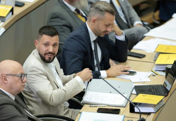 Tobias Rausch (2e g), membre de l’AfD, aux côtés d'Ulrich Siegmund (d), tête de liste de l'AfD lors des élections régionales en Saxe-Anhalt, lors de la première séance du parlement régional de Magdebourg, le 6 octobre 2026 dans l’est de l’Allemagne