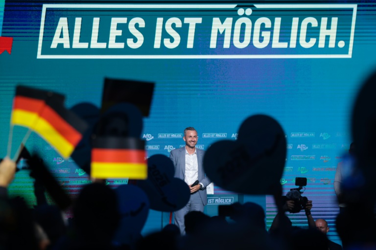 Ulrich Siegmund, tête de liste du parti d’extrême droite Alternative pour l'Allemagne (AfD) aux élections régionales de Saxe-Anhalt, salue la foule lors d'un meeting électoral à Magdebourg, dans l'est de l’Allemagne, le 5 septembre 2026