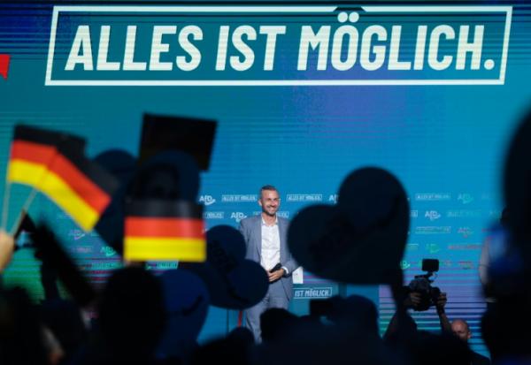 Ulrich Siegmund, tête de liste du parti d’extrême droite Alternative pour l'Allemagne (AfD) aux élections régionales de Saxe-Anhalt, salue la foule lors d'un meeting électoral à Magdebourg, dans l'est de l’Allemagne, le 5 septembre 2026