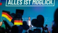 Ulrich Siegmund, tête de liste du parti d’extrême droite Alternative pour l'Allemagne (AfD) aux élections régionales de Saxe-Anhalt, salue la foule lors d'un meeting électoral à Magdebourg, dans l'est de l’Allemagne, le 5 septembre 2026