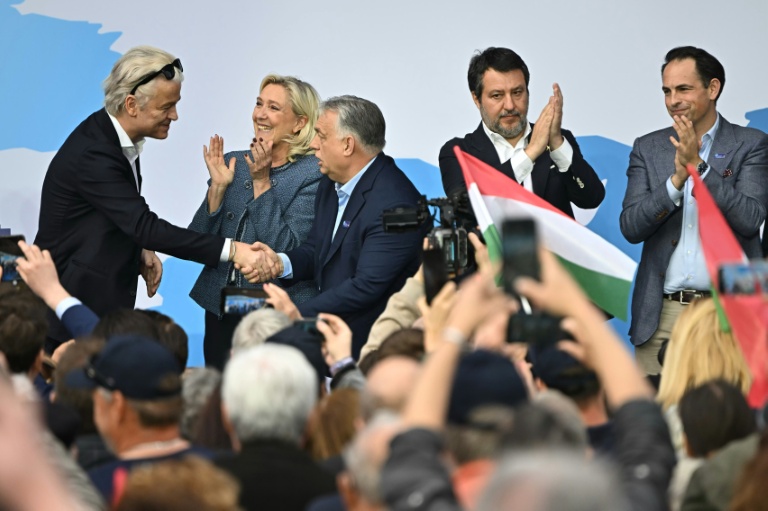 De gauche à droite: les leaders d'extrême droite européens Geert Wilders, Marine Le Pen, Viktor Orban, Matteo Salvini et Tom Van Grieken, le 23 mars 2026 à Budapest