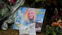 Des fleurs et des messages déposés devant la maison de la chanteuse décédée Dolly Parton à Brentwood, dans le Tennessee, le 26 août 2026