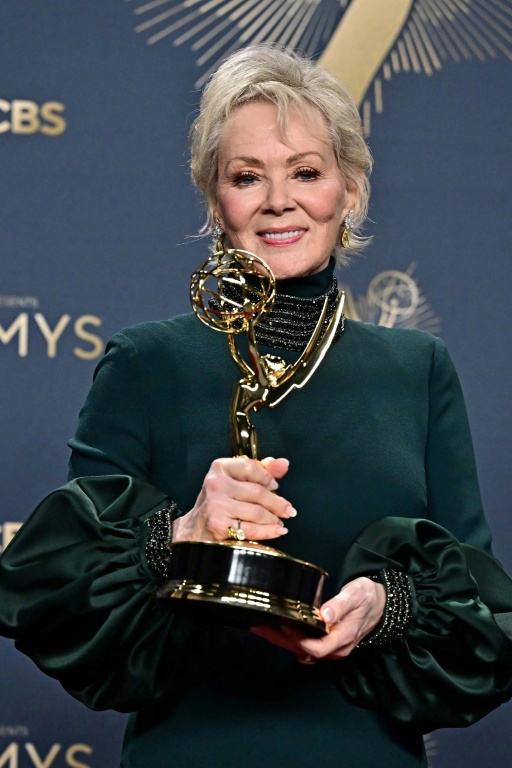 L'actrice américaine Jean Smart pose avec le prix de la meilleure actrice dans une série comique pour 