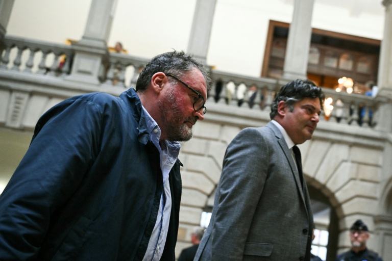 Frédéric Péchier (G) et son avocat Randall Schwerdorffer au tribunal judiciaire de Besançon, le 8 septembre 2025