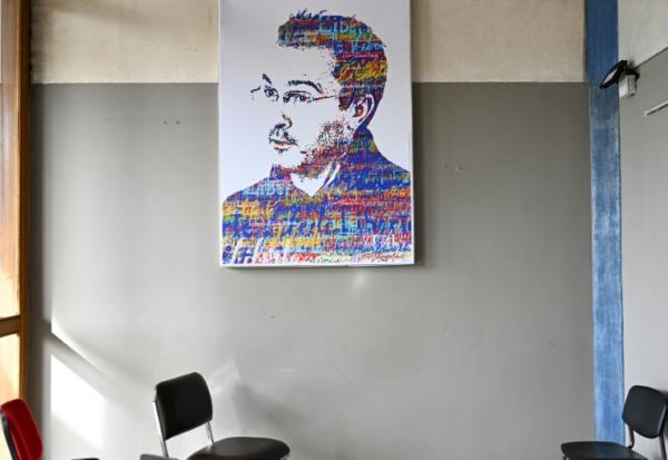 Un portrait de l’enseignant assassiné Samuel Paty lors d’une cérémonie d’hommage au collège du Bois-d’Aulne à Conflans-Sainte-Honorine, en banlieue parisienne, le 16 octobre 2023