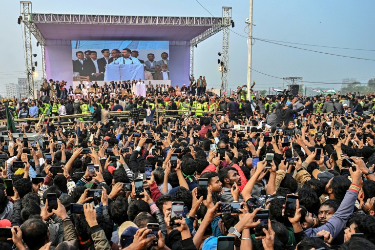 Tarique Rahman (2e d), président par intérim du Parti nationaliste du Bangladesh (BNP) et fils de l'ancienne cheffe du gouvernement Khaleda Zia, salue ses partisans lors d'un rassemblement après son arrivée à Dacca, le 25 décembre 2025 au Bangladesh