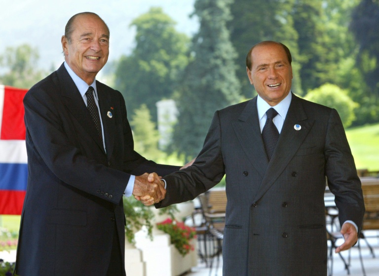 Le président français Jacques Chirac (g) et le Premier ministre italien Silvio Berlusconi à l'Hôtel Royal d'Evian, lors du sommet du G8, le 1er juin 2003