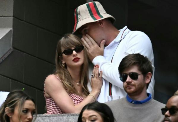La chanteuse américaine Taylor Swift et son fiancé, le footballeur américain Travis Kelce, à l'US Open de tennis le 8 septembre 2024