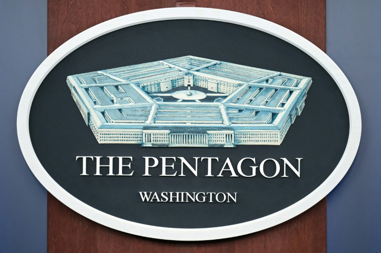 Le sigle du Pentagone, le département de la guerre américain, vu dans une salle de briefing à Washington, DC le 31 mars 2026. 