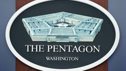 Le sigle du Pentagone, le département de la guerre américain, vu dans une salle de briefing à Washington, DC le 31 mars 2026. 